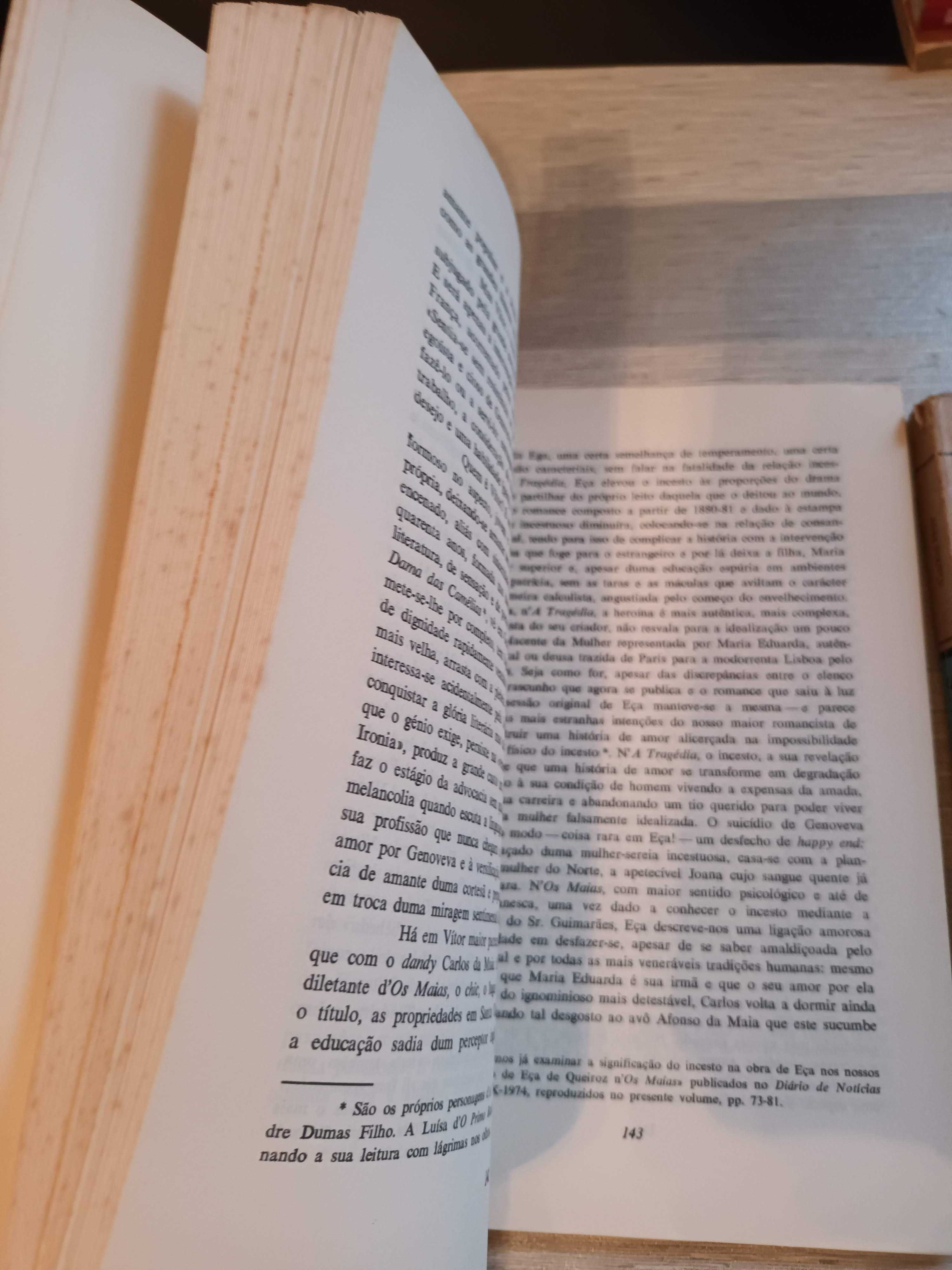 Livros obra Eça de Queiroz e Cesário Verde