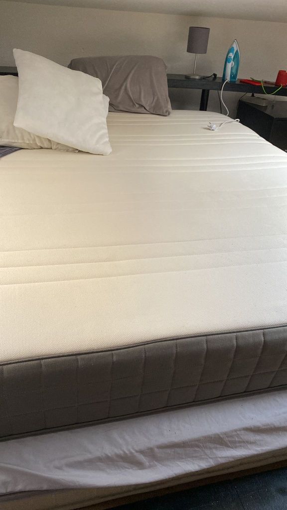 Cama com gavetas e colchão também semi-novo 3 meses de uso