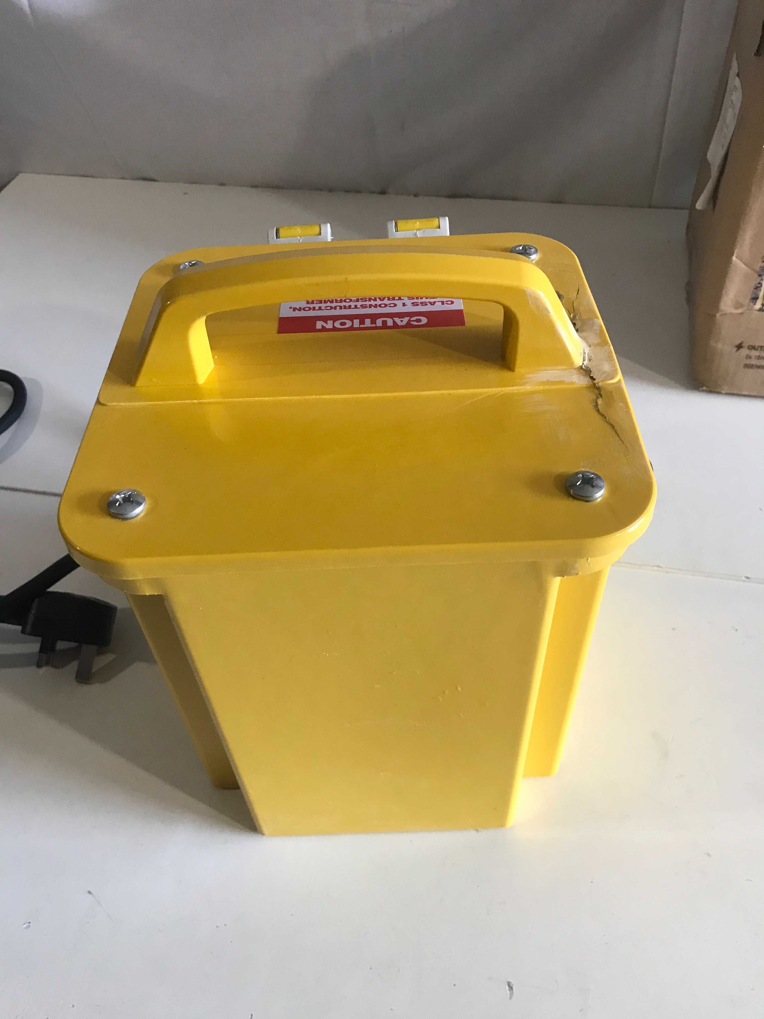 Трансформатор для електроінструментів Defender 3.0KVA, 2 розетки 16A