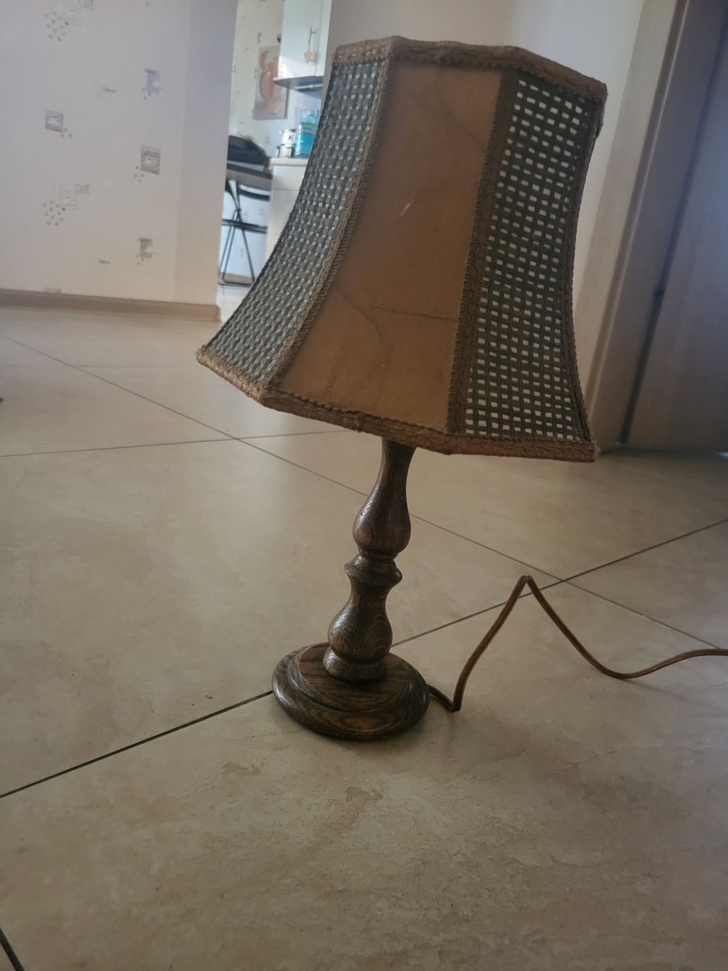 Lampka na stół z drewna dębowego