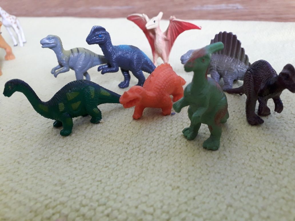 Conjunto de figuras de borracha - animais selvagens e dinossauros