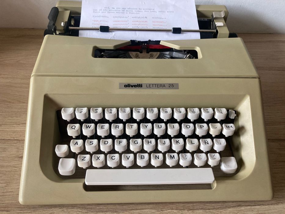 Máquina de escrever  **  Olivetti