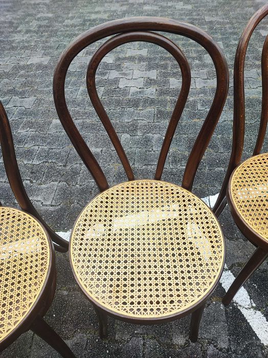 Krzesła typu Thonet.