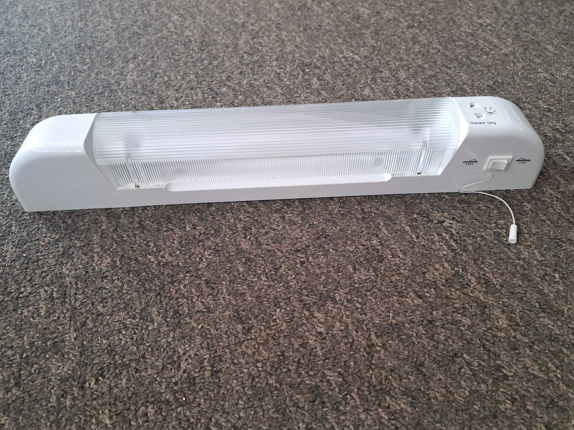 Knightsbridge Lampka LED Golarka z Podwójną Ładowarką USB