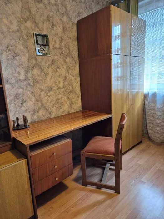 Zestaw używany z czasów PRL biurko, krzesło, szafa i witryna z szafka.