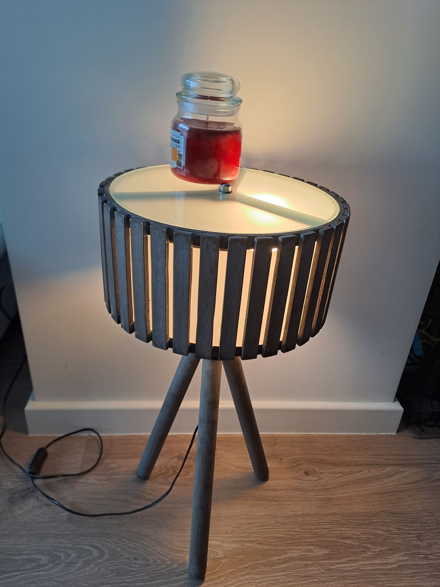 Stolik i lampka 2w1