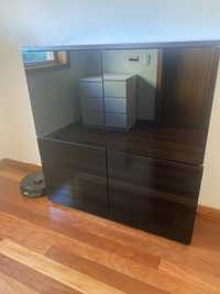 Disponível - Aparador alto preto e castanho, portas com vidro