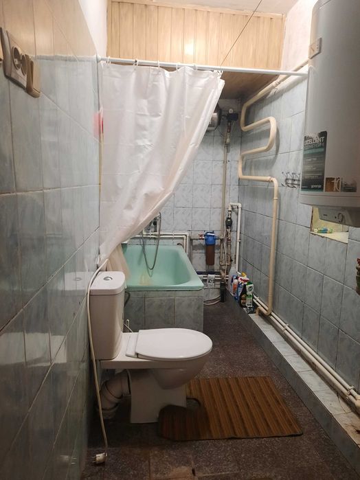 Продаж частини будинку з окремим двором,землею та зручностями.