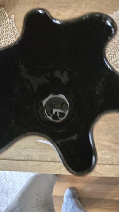 Wazon falbanką czarno białe mazy