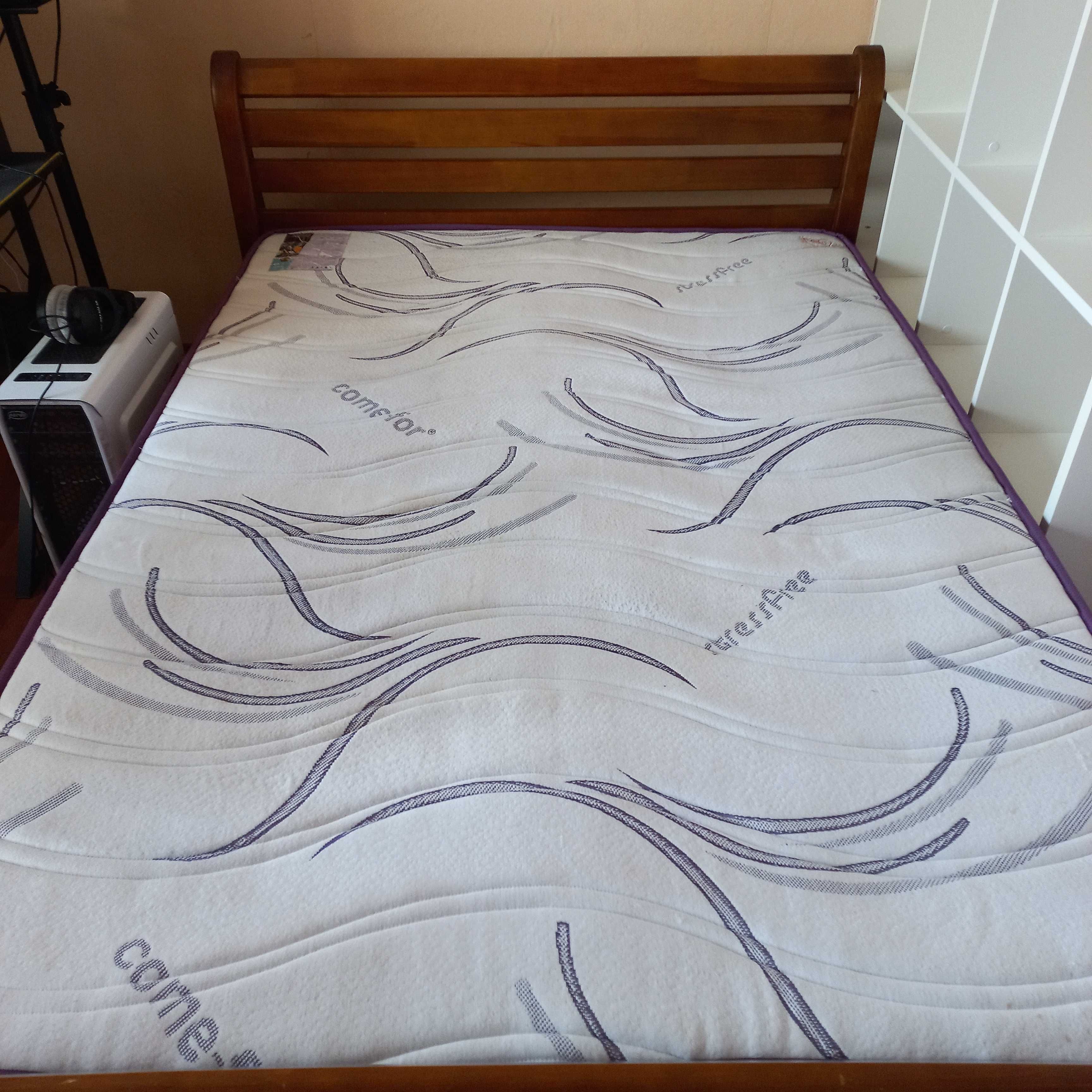 Ліжко деревяне з  матрасом 140×190.Стан задовільний.