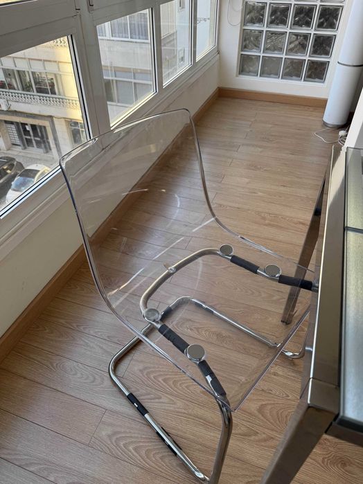 Mesa de Vidro IKEA + 2 Cadeiras Acrílicas