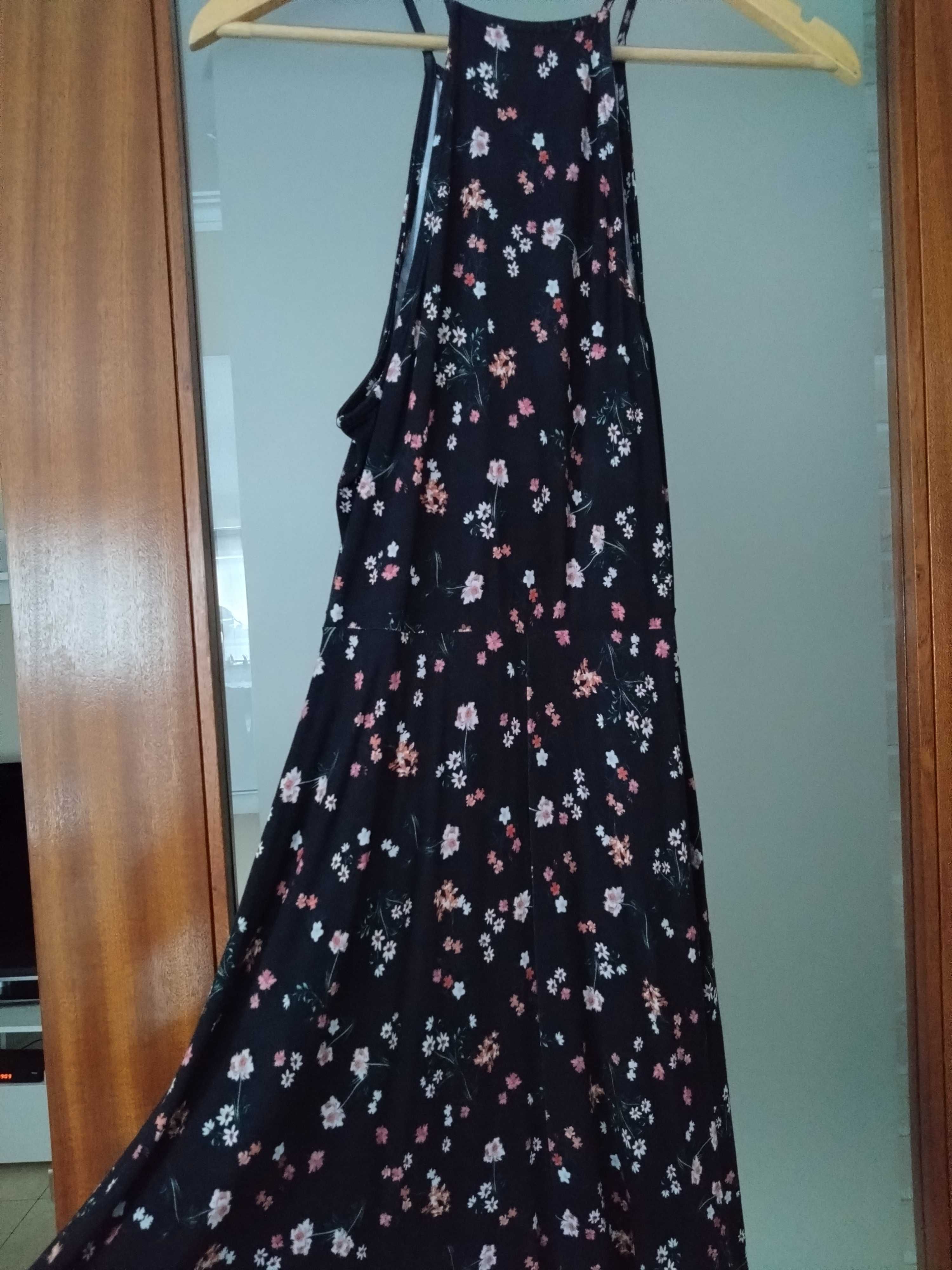 Vestido preto com flores
