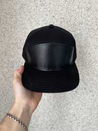 Чорна кепка цікавої форми