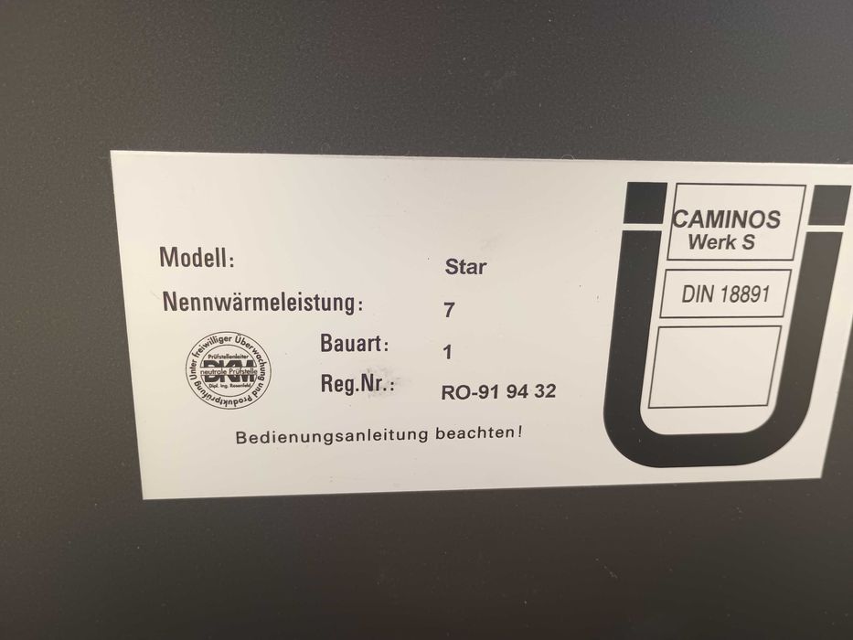 Kominek ze złotymi uchwytami.