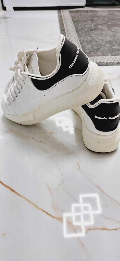 Alexander McQueen Sportowe buty damskie biało czarne snaekersy