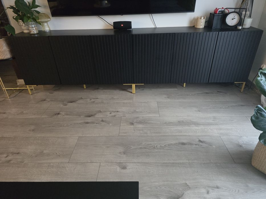 Dwie ryflowane komody czarne zlote nózki