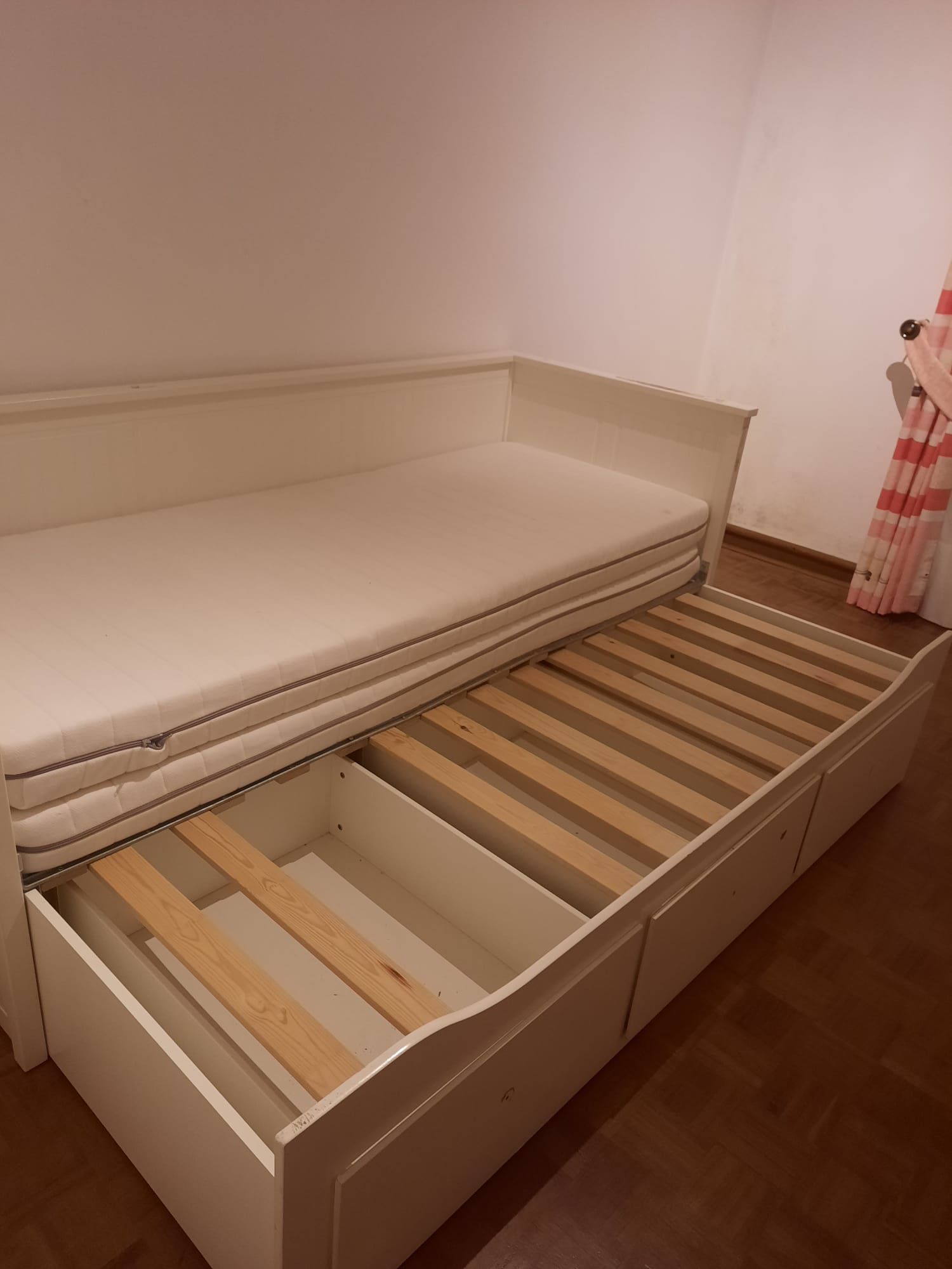 Cama dupla com gavetas e colchões