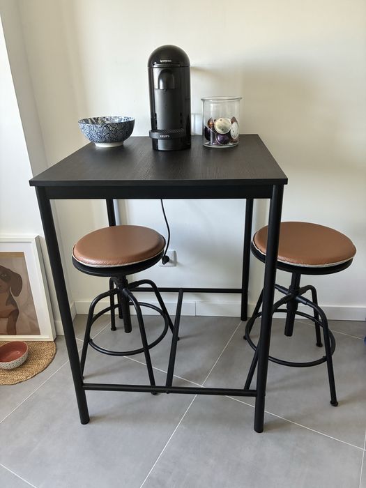 Conjunto mesa alta + 2 cadeiras + 2 almofadas