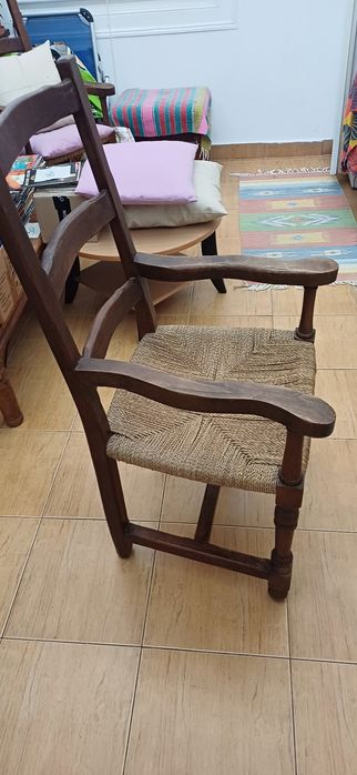 Cadeiras em fundo palha