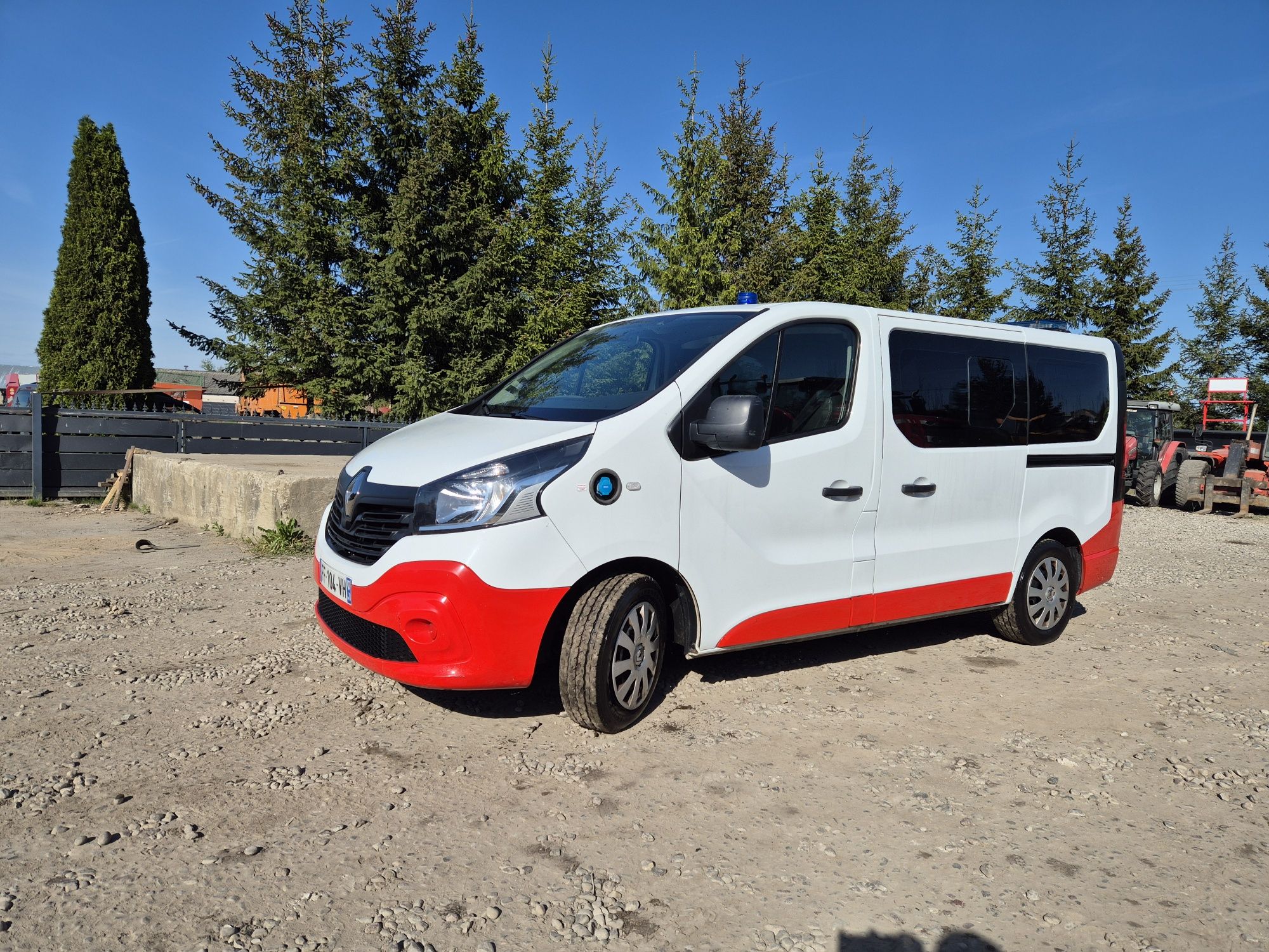 Renault trafic 1.6 DCI. Okazja.  Karetka.  Jak nowy. 5 osób.