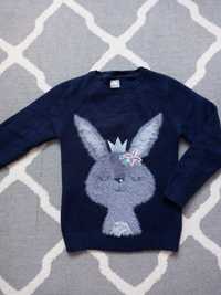Śliczny granatowy sweterek z króliczkiem dla dziewczynki na 122