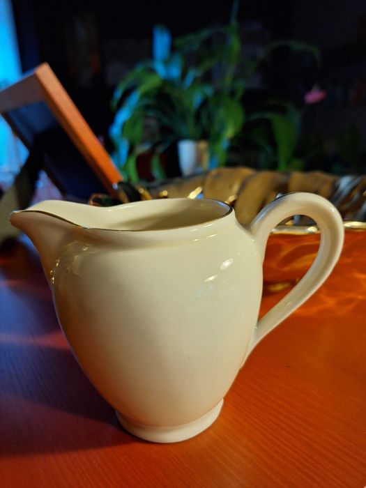 Porcelanowy mlecznik ecru sygnowany Bavaria