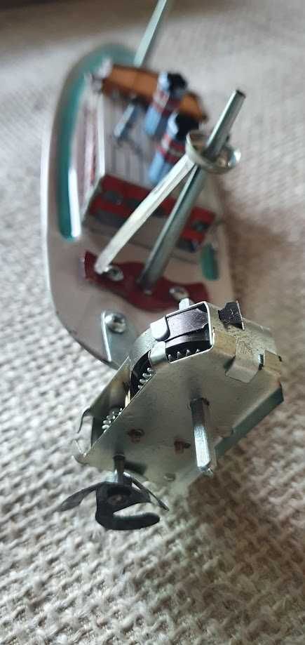 Barco miniatura em Lata com Motor de Corda