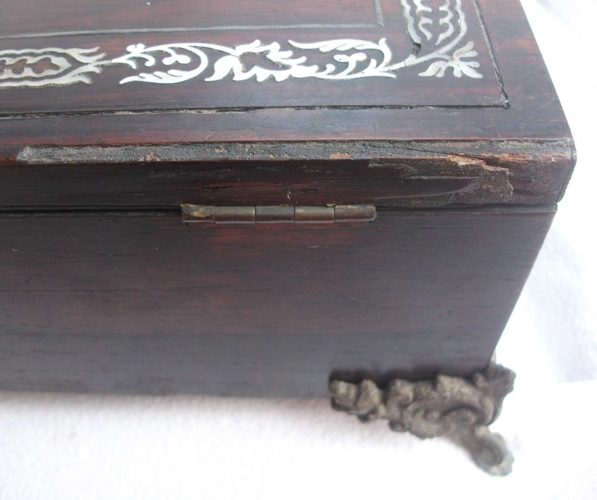 Escrivaninha portátil em pau rosa e madrepérola. Caixa de escrita.