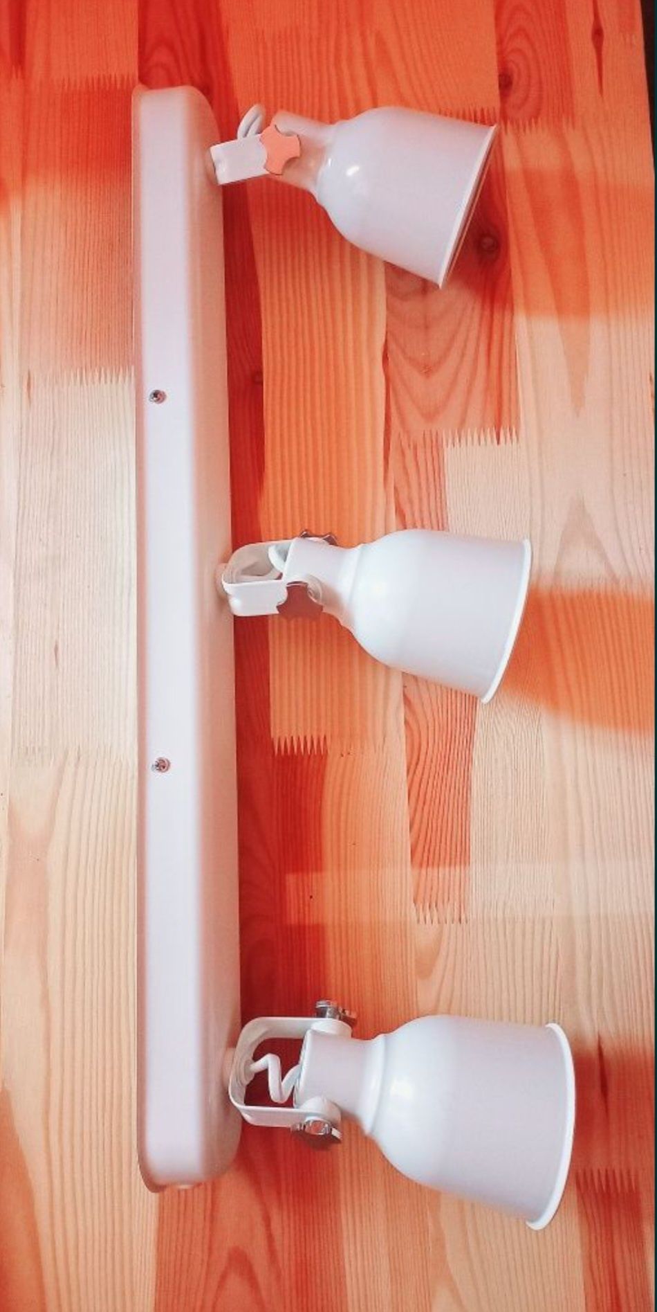 Biała lampa IKEA