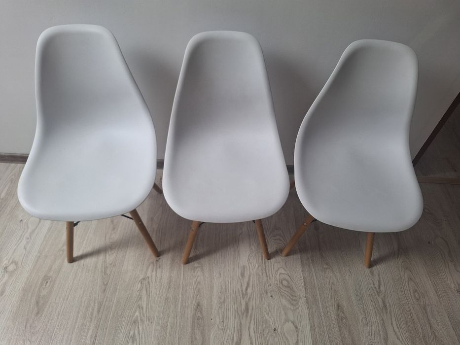 Białe krzesła na drewnianych nogach