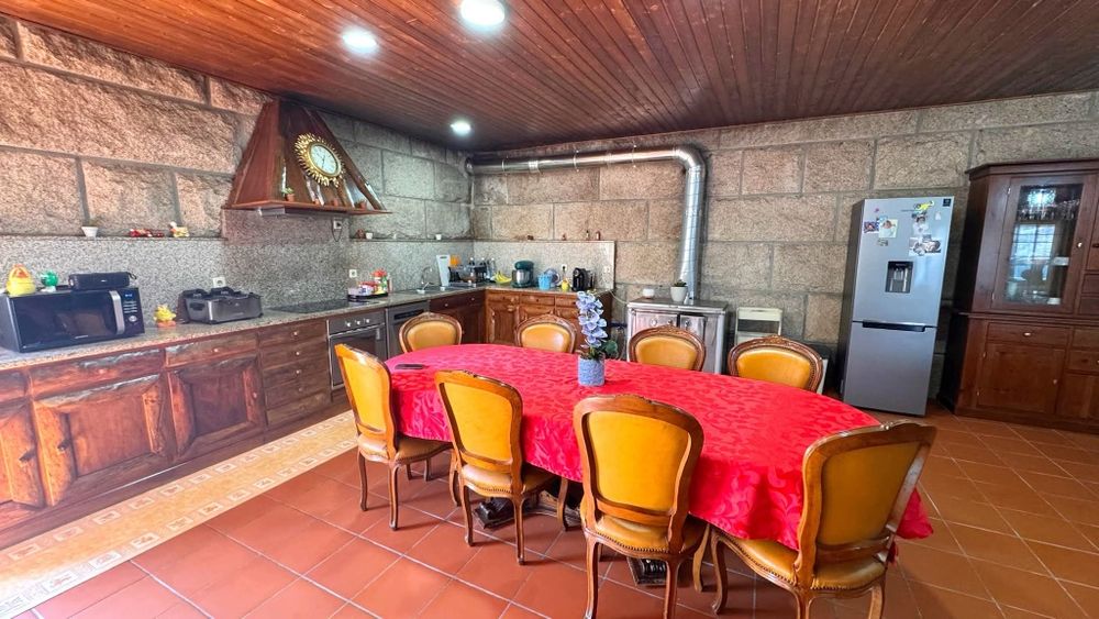 Vendo t4 com 5 casas de banho