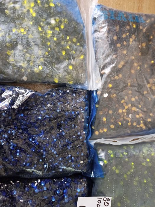 Клеевые камни 800 грамм в пачке 100 грос