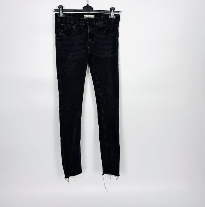 Czarne jeansy z postrzępioną nogawką L 40 Gina Tricot