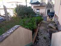 Apartamento com logradouro, sotão e garagem para remodelar