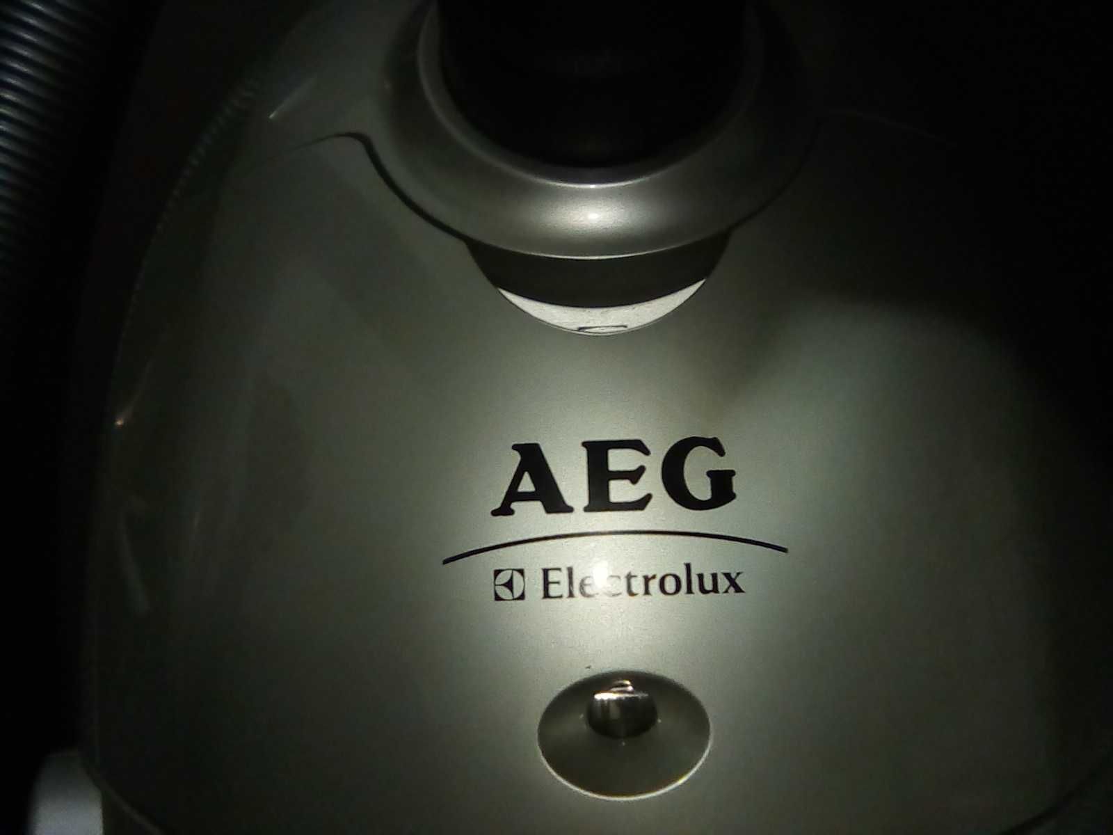Aspirador AEG de saco com 1800 w