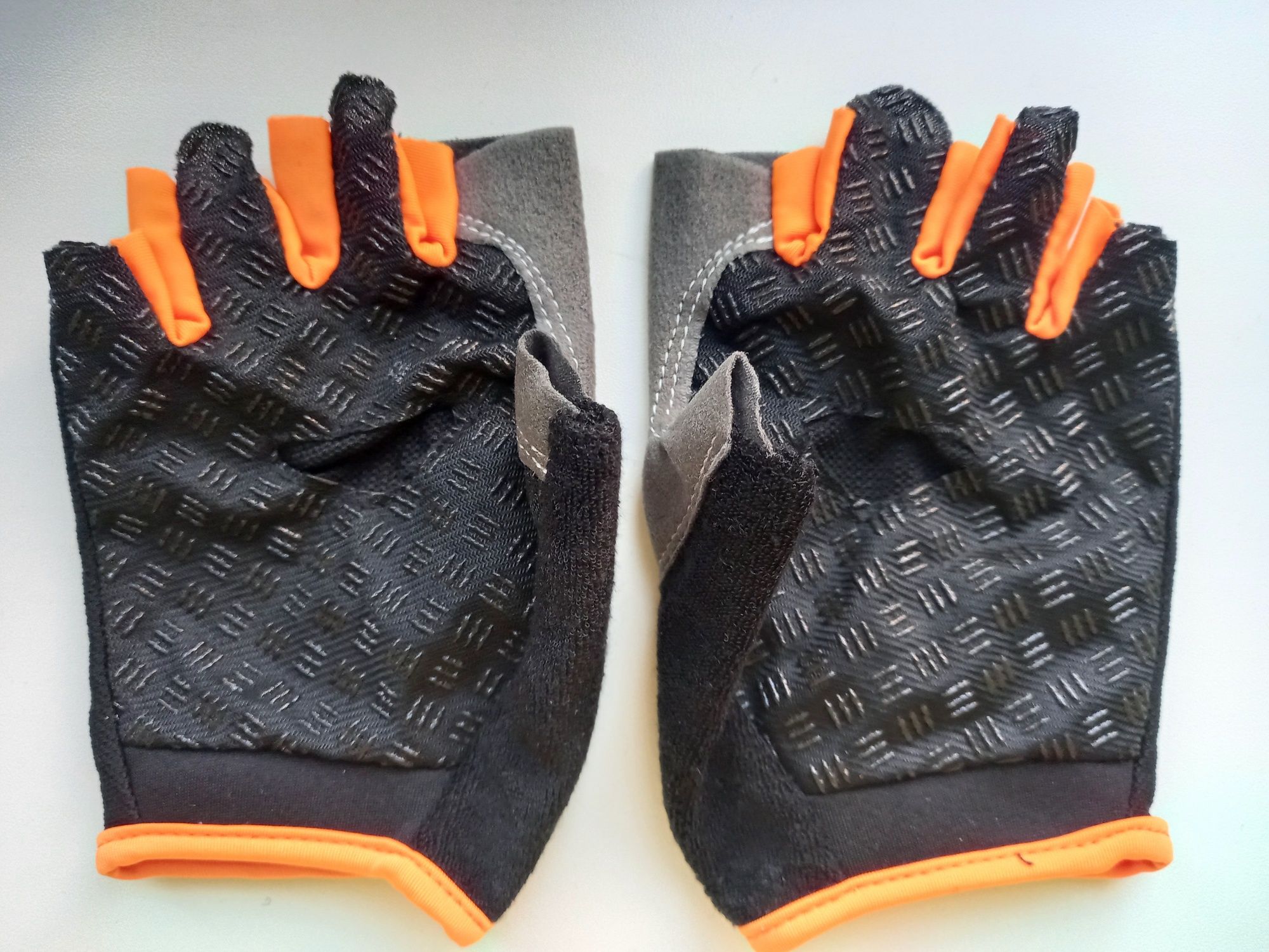 Перчатки спортивные с открытыми пальцами размер L,XL