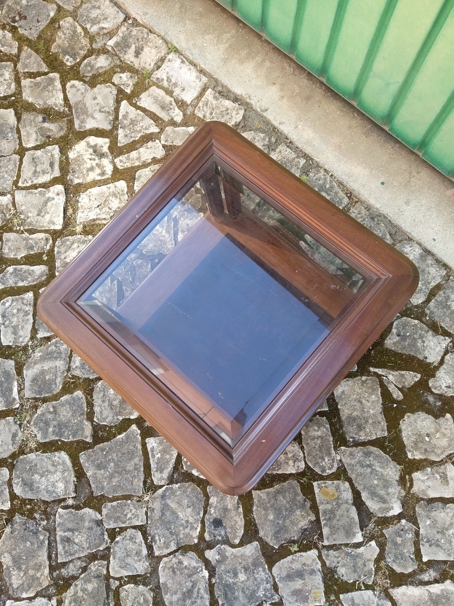 Mesa de apoio de madeira e tampo em vidro