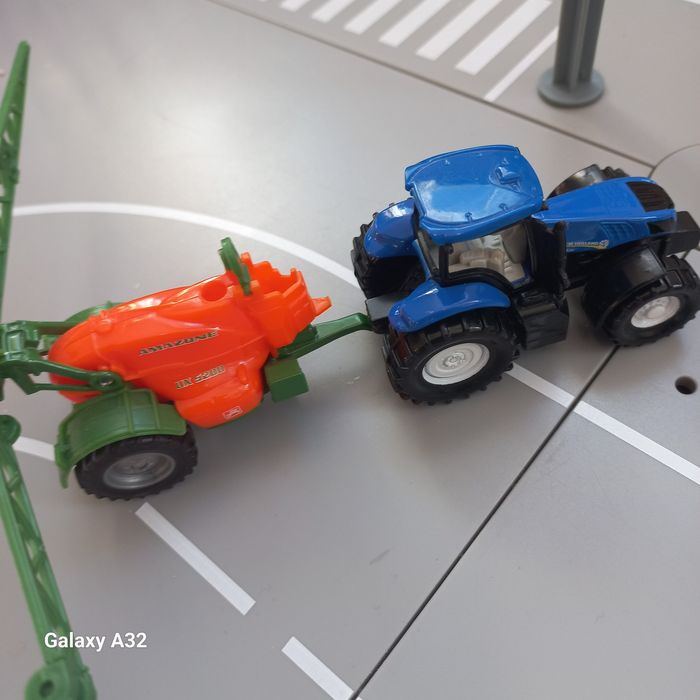 Siku traktor new holand z opryskiwaczem amazone stan idealny