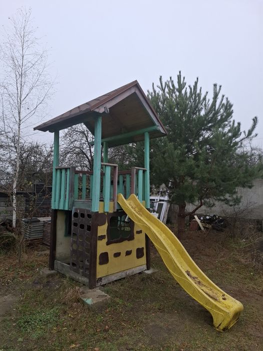 Дерев'яний дитячий будиночок з гіркою