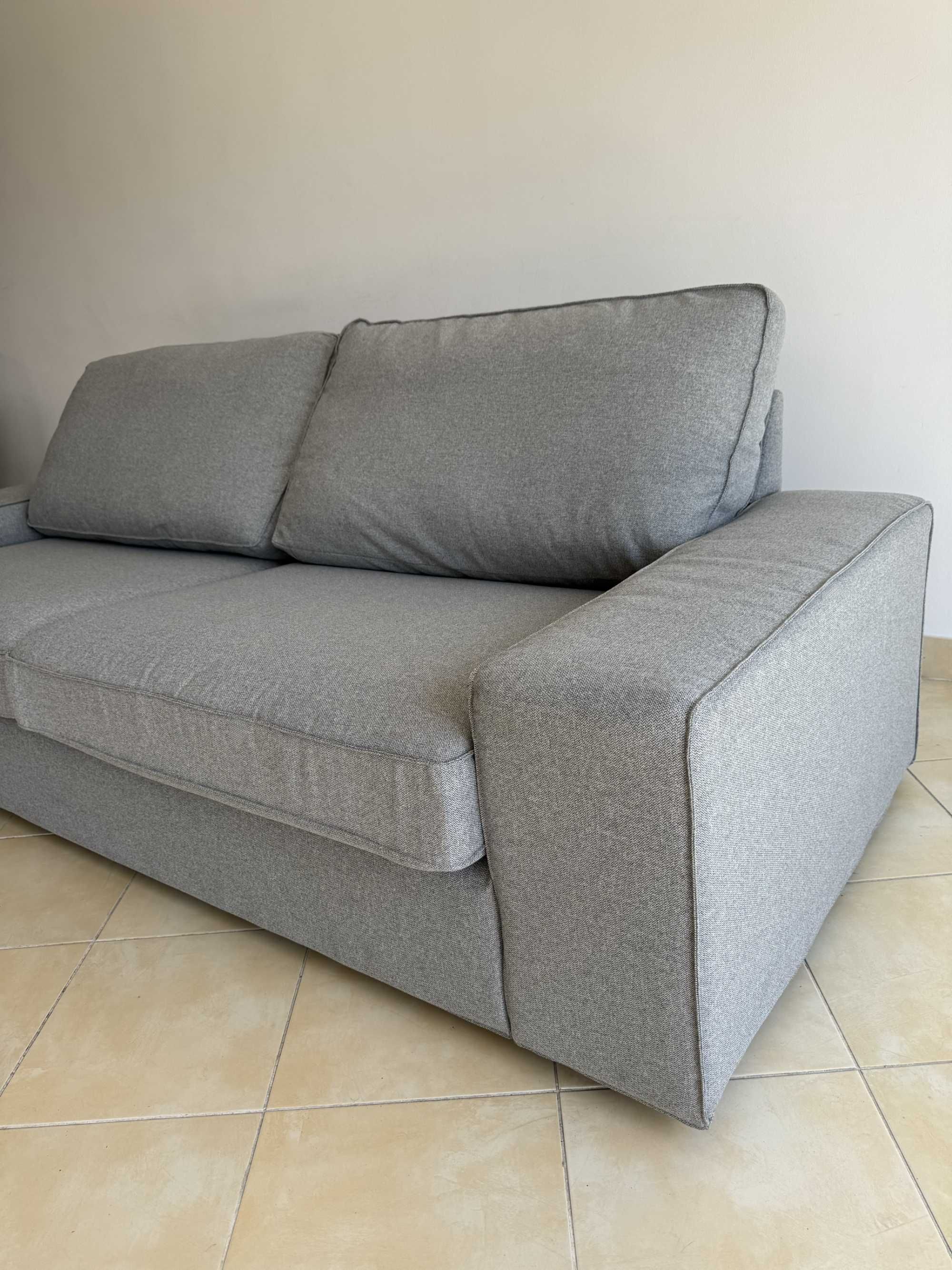 Sofá IKEA KIVIK de 3 lugares, em excelente estado