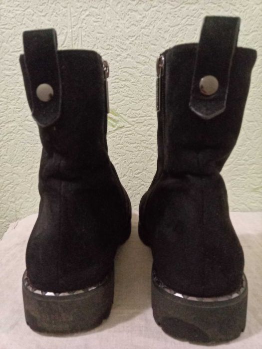 Напівчоботи чорні штучна замша 37 р, ботинки б/у