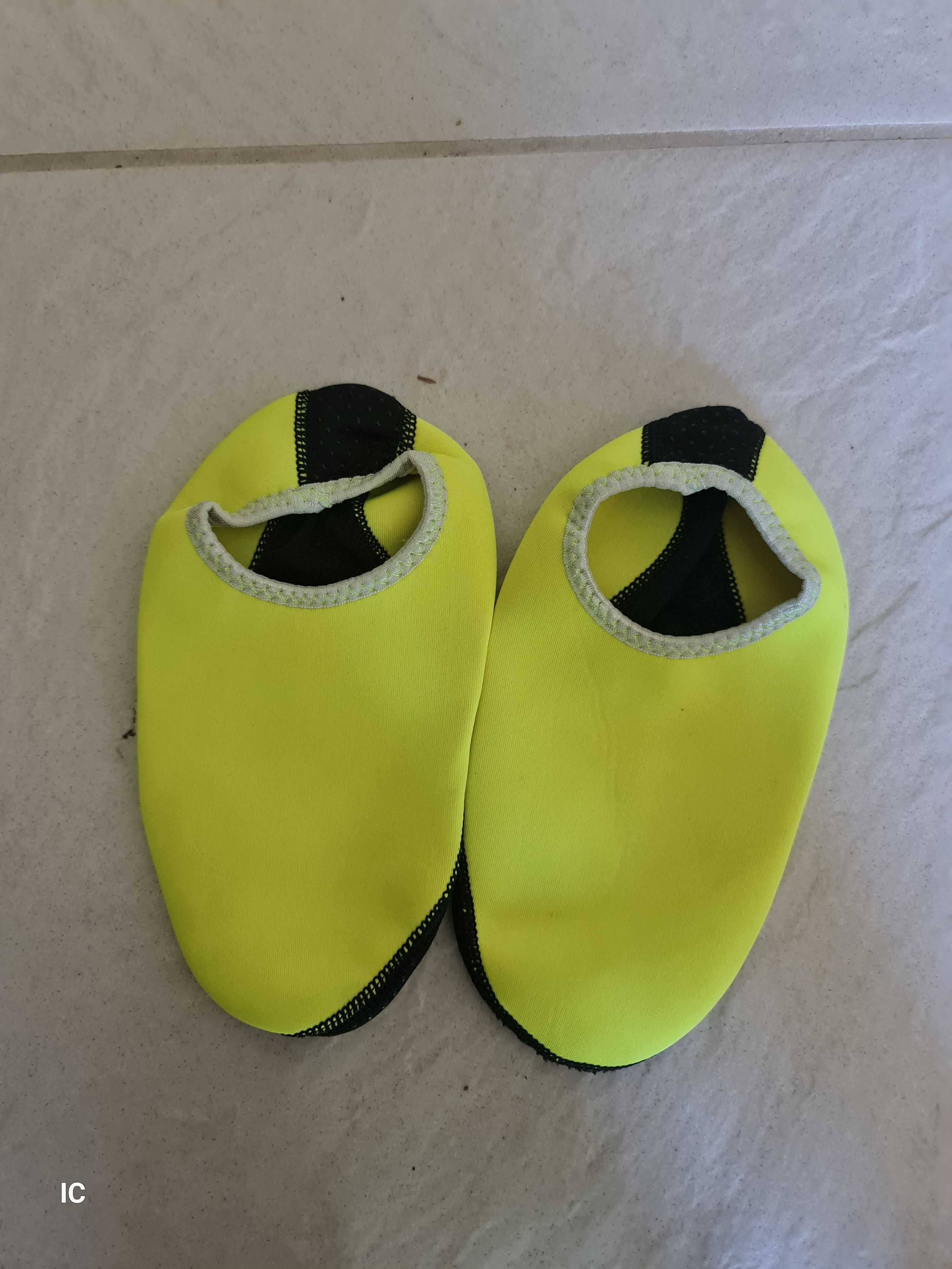 Zółte buty do chodzenia po plaży i w wodzie