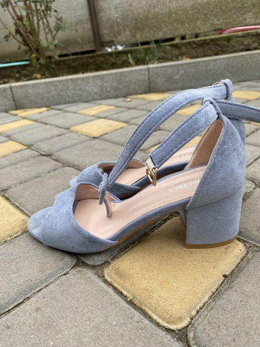 Босоніжки на каблуку