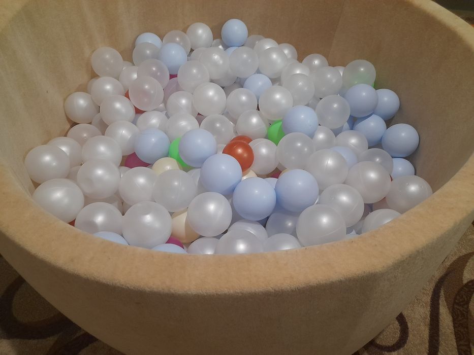 Сухий басейн з кульками