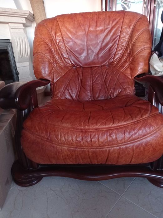 Vendo sofás em Pele.