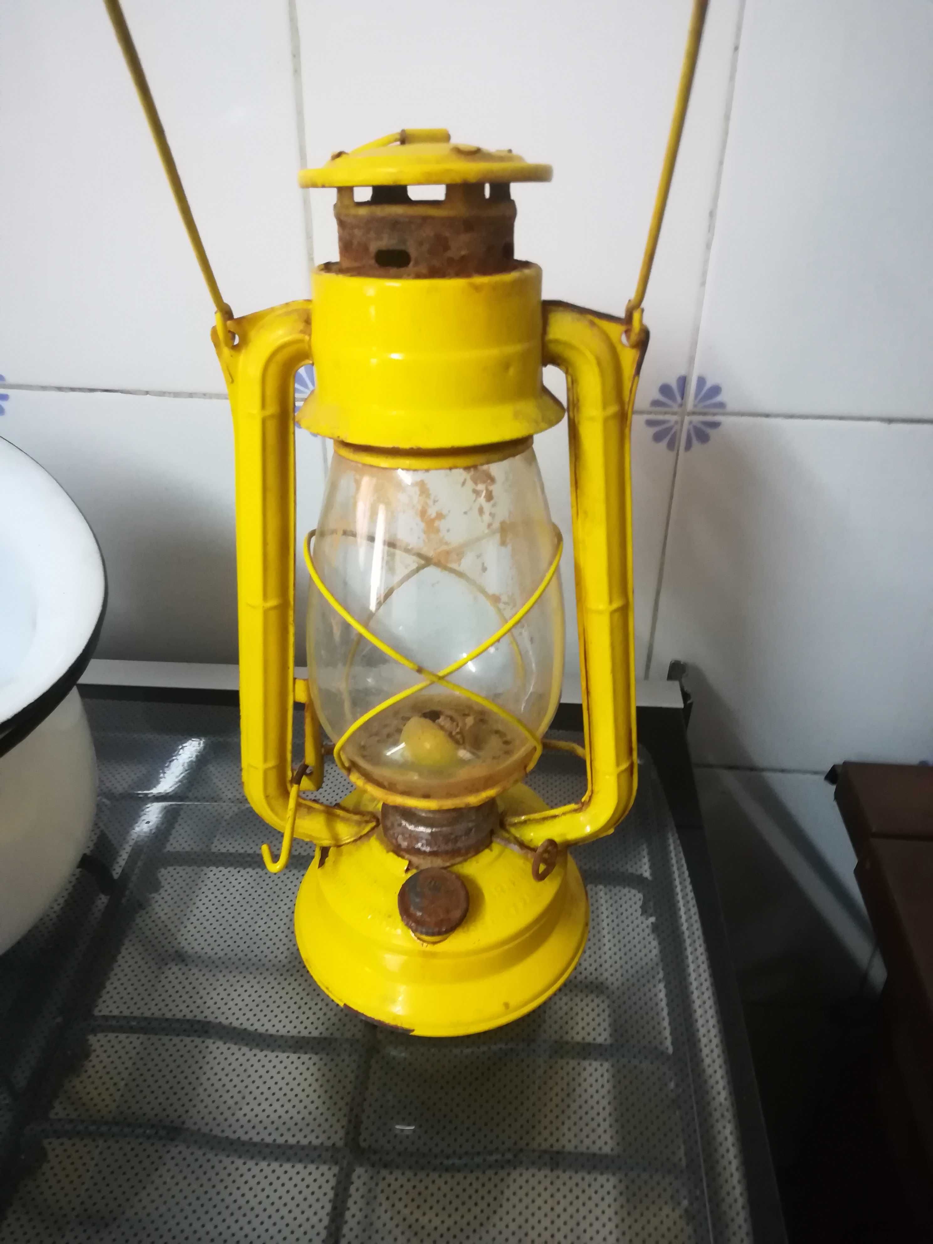 Candeeiro a petróleo entre outros artigos