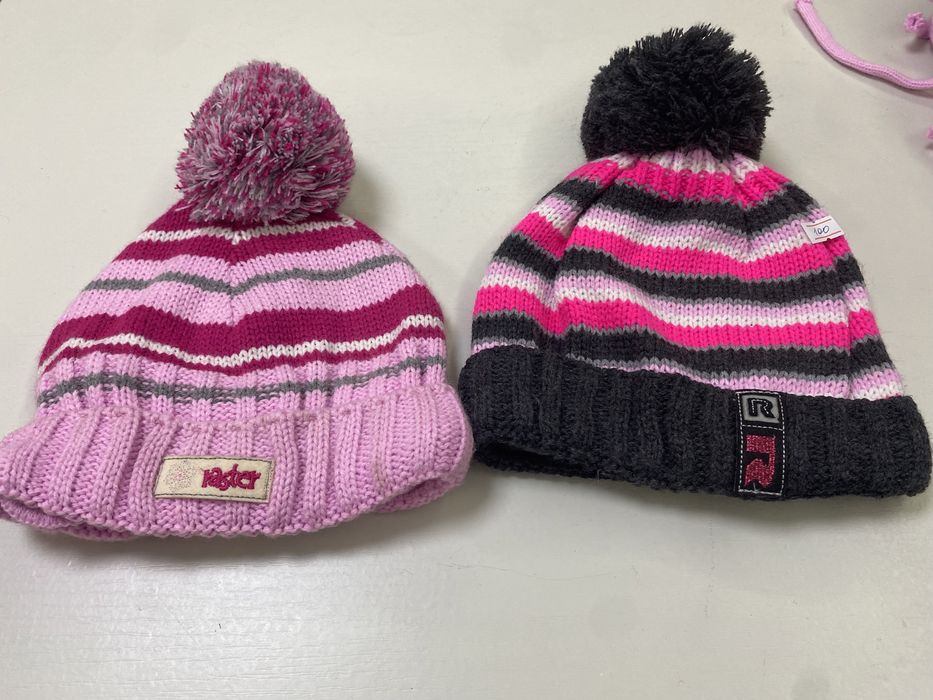 Отдам бесплатно шапки на девочку