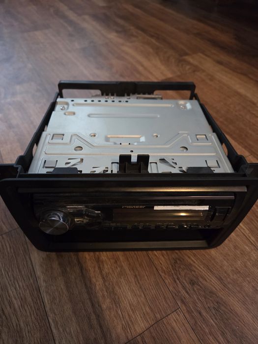 Продам автомагнитолу Pioneer в гарному стані із шахтою.