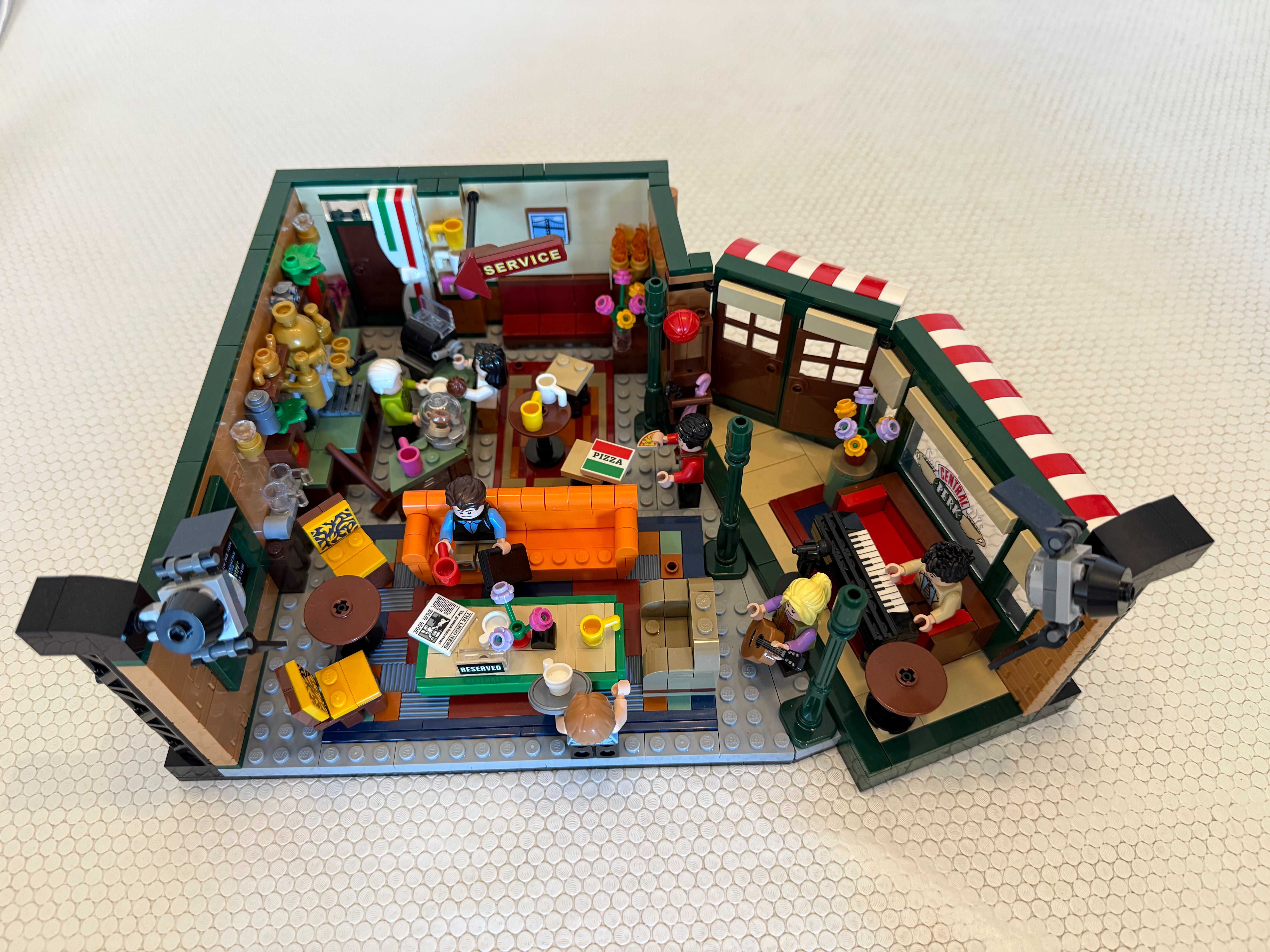 LEGO Friends Central Perk 21319 — raro, completo e novo