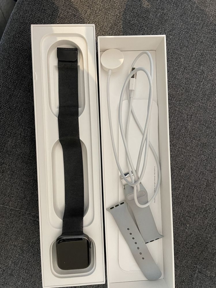 Apple iWatch series 4 GPS, koperta 44mm, gwiezdna szarosc + bransoleta
